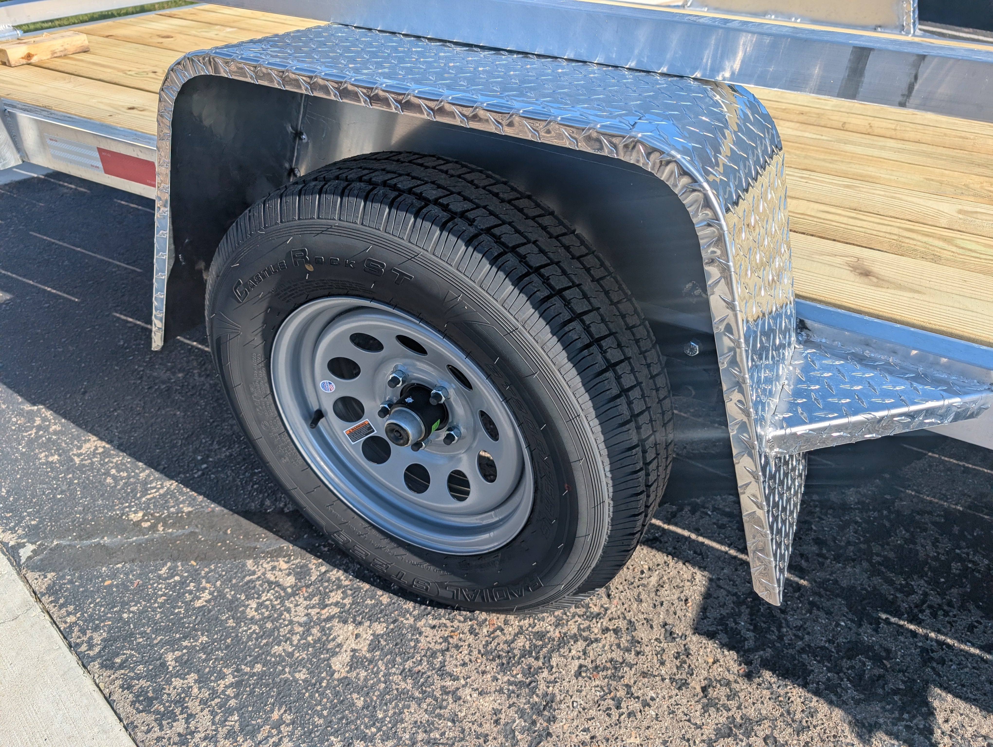 Silver Ox utility trailer diamond-plate aluminum fender detail